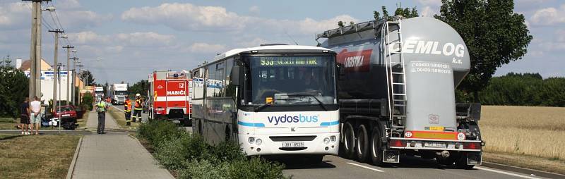 Srážka motorky a osobního auta v Moravském Písku. Záchranáři ošetřili celkem pět zraněných, z toho dvě děti.