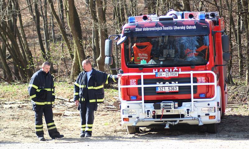 Požár lesního porostu u Javorníka. Hasiči si nedaleko místa, kde hořelo, zřídili stanoviště.