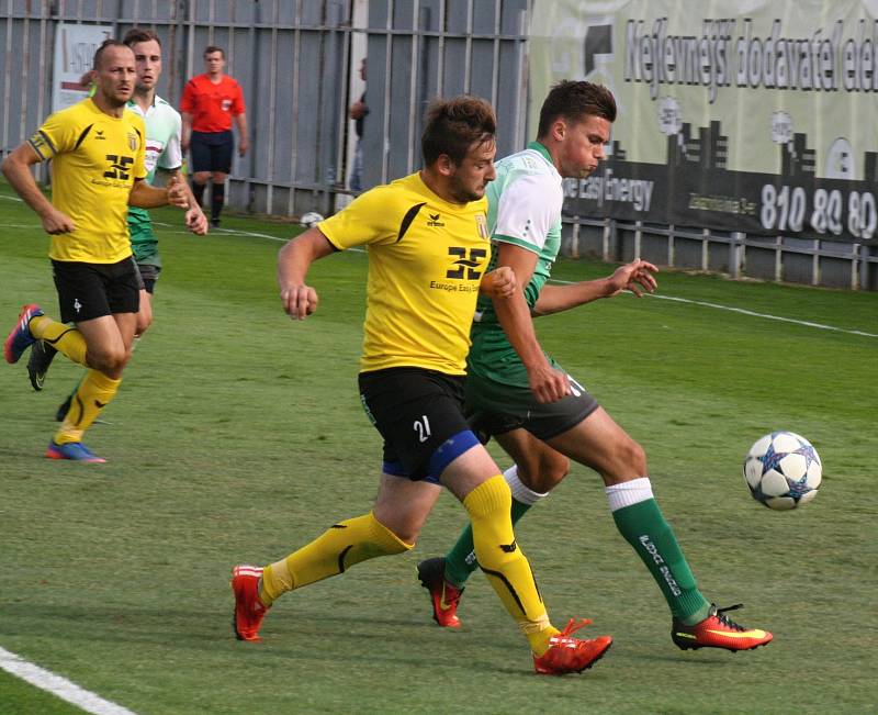 Fotbalisté Bzence (v zelených dresech) prohráli na hřišti divizního nováčka ze Strání 1:2 a v celostátním poháru MOL Cup skončili už v předkole.