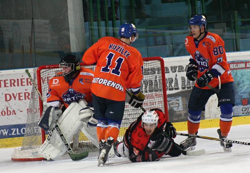 Hokejisté Hodonína (oranžovomodré dresy) porazili v derby brněnskou Techniku 5:3 a před posledním zápasem základníi části se vrátili na čtvrté místo tabulky.