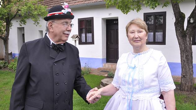 Manželé Foltýnovi ze Šardic zachránili chaloupku na zbourání. Hliněné, cihly, dřevěné krovy i vybavení zůstaly původní. Poprvé ji zpřístupní veřejnosti o víkendu na Den otevřených domků.