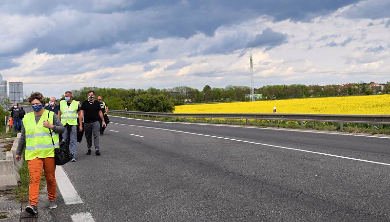 Na dvě stě padesát Čechů a Slováků se sešlo na hranici Sudoměřice - Skalica. Protestovali za znovuotevření hranic a podepisovali také petici.