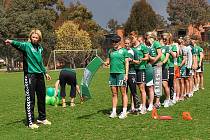 Trenérka Jitka Klimková diriguje na tréninku své svěřenkyně. Canberra United vede australskou ligu. 