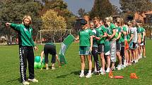 Trenérka Jitka Klimková diriguje na tréninku své svěřenkyně. Canberra United vede australskou ligu. 