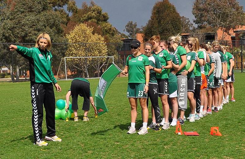 Trenérka Jitka Klimková diriguje na tréninku své svěřenkyně. Canberra United vede australskou ligu. 