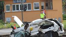 Tragická nehoda na železničním přejezdu ve Bzenci. Osobní vlak se střetl s osobním autem, 14. 8. 2020
