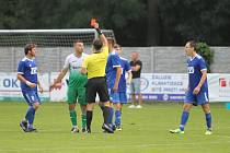 Fotbalisté Bzence (v zelenobílých dresech) podlehli Slavičínu 1:3.