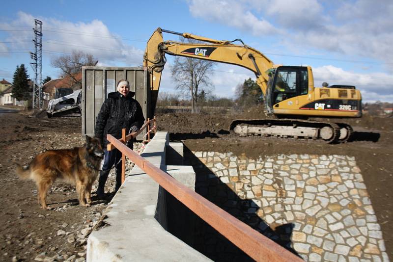 U Rohatce zatím povodně nehrozí. Morava je v těchto místech ještě částečně zamrzlá. Lidé ale chodí řeku kontrolovat.