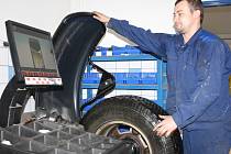 Pneuservisy už registrují zvýšený počet zákazníků, kteří se objednávají na přezutí pneumatik. Ten největší nápor však očekávají až v následujících dnech a po prvním sněhu.