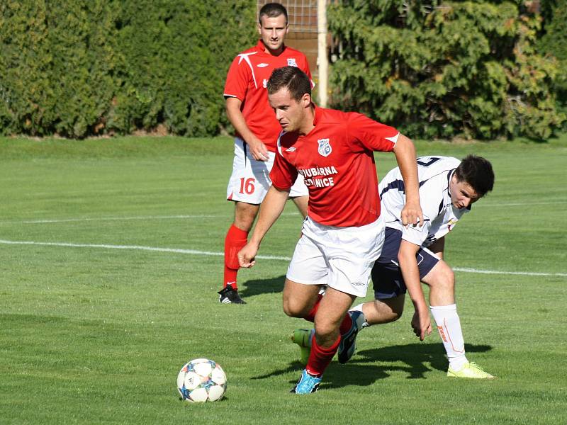 Fotbalisté Šardic (v červených dresech) přestříleli v prvním předkole krajského poháru rivala z Kyjova 5:4 a postoupili do další fáze jihomoravské soutěže.