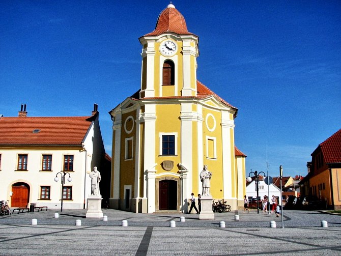 Kostel na Bartolomějském náměstí ve Veselí nad Moravou.