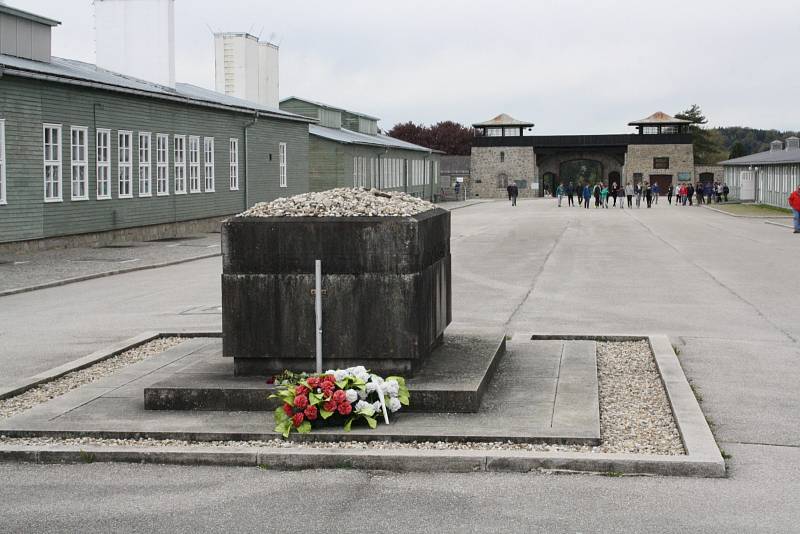 Návštěva nacistického koncentračního tábora Mauthausen s odhalením pamětní desky lužických rodáků a odbojářů Jaroslava Dobrovolského a Antonína Kosa.