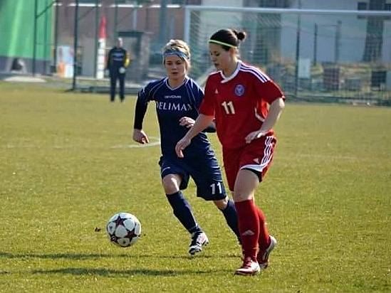 Hodonínské fotbalistky budou i v celostátní druhé lize spoléhat na branky kanonýrky Alexandry Blahové (v tmavě modrém).