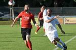 Fotbalisté Strážnic (v červeném) oslavili 100. výročí zápasem proti legendám Slovácka.