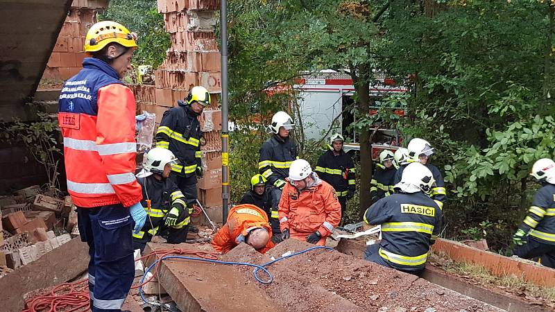 Dva chlapce zavalil desítky let rozestavěný dům, ve kterém si hráli. Na místě zasahovaly tři hasičské jednotky a dvě helikoptéry.