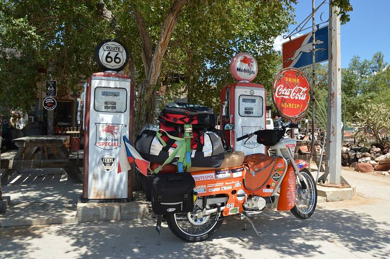 Expedice Pionýrem po Route 66. Tři nadšenci za necelý měsíc projeli legendární cestu vedoucí napříč USA.