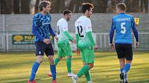 Fotbalisté Bzence (v bílozeleném) porazili Všechovice 5:2.