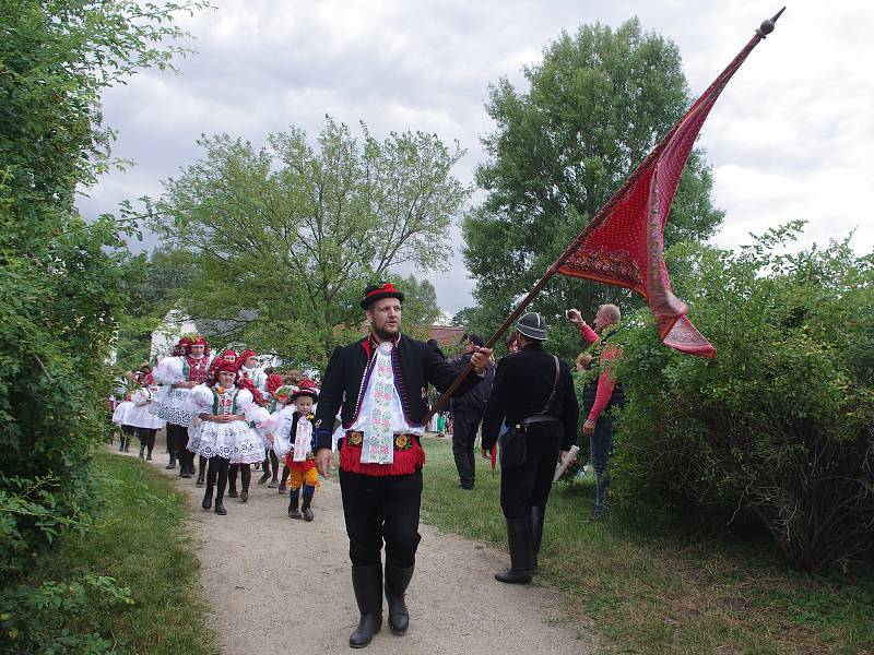 Strážnice o víkendu žila třiasedmdesátým folklorním festivalem. Jak slaví své hody, přijeli do Strážnice předvést krojovaní z Vracova.