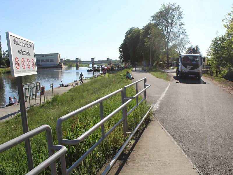 Nová příjezdová cesta k hodonínskému přístavišti na řece Moravě kolem sídla veslařského klubu.