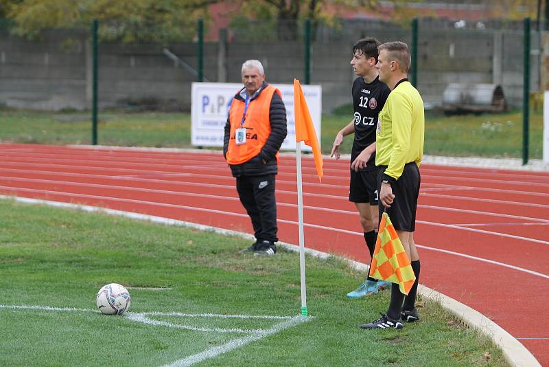 Hodonínští fotbalisté (v červeném) porazili Uherský Brod 3:0.