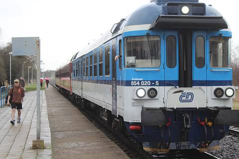 Spěšné vlaky na trati mezi Brnem a Veselí nad Moravou ve stanici Vracov první březnový pátek po poledni.