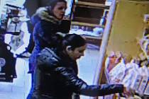 Protiprávní jednání z loňského prosince, ke kterému došlo v prodejně Kousek zdraví v Hodoníně, prošetřuje policie. K objasnění okolností by mohli přispět i případní svědci, které zachytily fotografie.