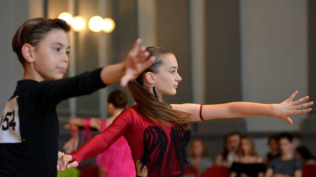 Zleva: Alex Máté s Emou Pšovskou, kteří získali 1.místo kat. junior I.-D-lat.