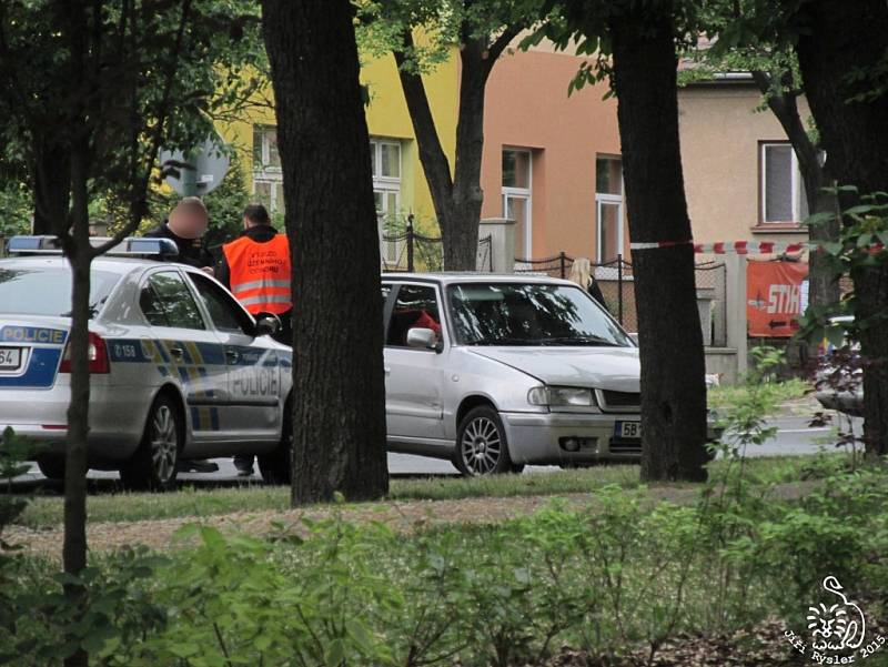 Policisté pronásledovali muže, který měl stíhat svoji bývalou ženu a údajně po ní i střílet.