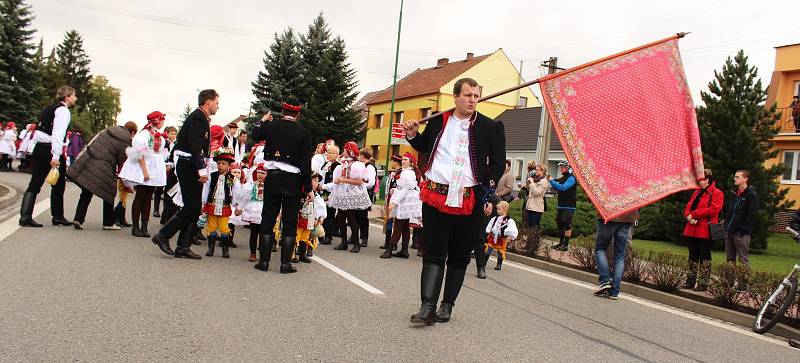 Tradiční hody ve Vracově začaly novým českým rekordem. V průvodu prošlo 566 účastníků oblečených v místních krojích.