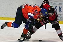 Hokejisté Hodonína (v oranžovomodrých dresech) porazili v derby brněnskou Techniku 5:2. Sobotní duel přinesl spoustu faulů, nedovolených zákroků a vyloučení. 