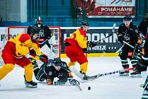 Hokejisté Brumova (žlutočervené dresy) v závěrečném 23. kole základní části Krajské ligy jižní Moravy a Zlína prohráli v Hodoníně 4:6.