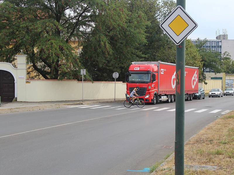 Průtah Hodonína ve směru na Slovensko čekají nákladné opravy.