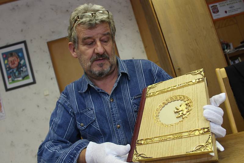 Milan Jeřábek s unikátním exemplářem knihy Muži 28. října.