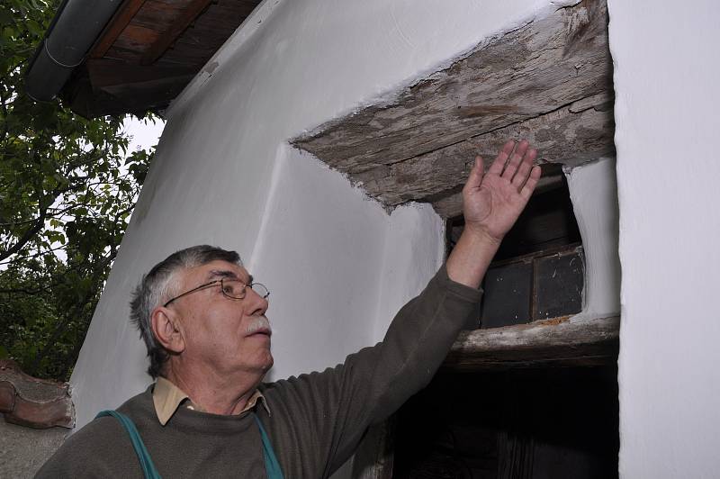 Manželé Foltýnovi ze Šardic zachránili chaloupku na zbourání. Hliněné, cihly, dřevěné krovy i vybavení zůstaly původní. Poprvé ji zpřístupní veřejnosti o víkendu na Den otevřených domků.