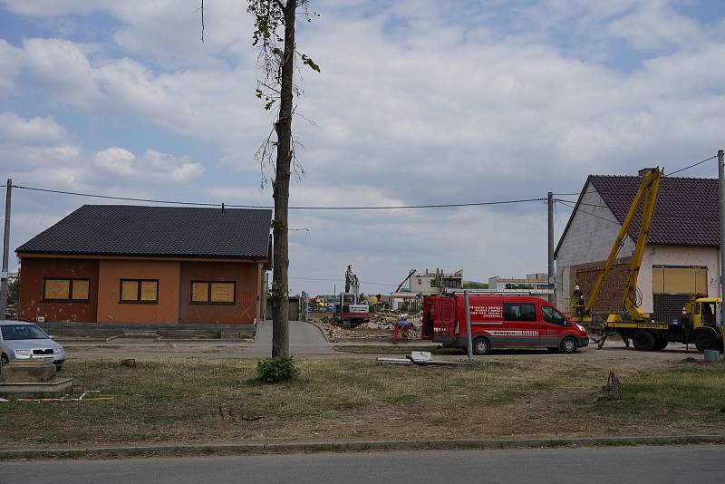 Obce na jihu Moravy po ničivém tornádu. S obnovou pomůže také nadace Karel Komárek Family Foundation.
