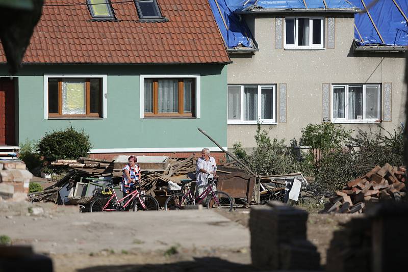 Následky tornáda jsou v postižených obcích stále víc než patrné.