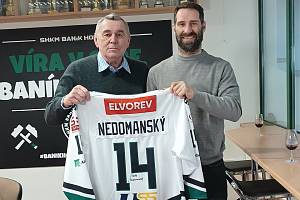 Jubilant Václav Nedomanský přijal na hodonínském zimním stadionu gratulaci od starosty Libora Střechy či sportovního manažera Baníku Martina Vyrůbalíka.