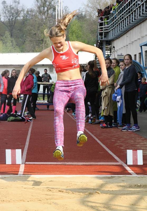 Prvního kola přeboru družstev starších žáků se na stadionu U Červených domků v Hodoníně celkem zúčastnilo 260 atletů ze čtrnácti jihomoravských oddílů. Z vítězství se radovala družstva chlapců Lokomotivy Břeclav a dívek JAC Brno.