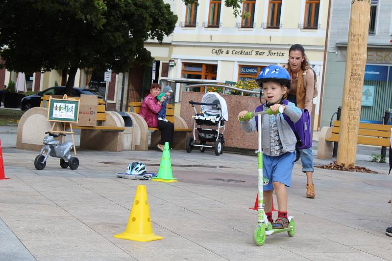 Místostarosta Jiří Janda pasoval před hodonínskou radnicí letošní prvňáčky