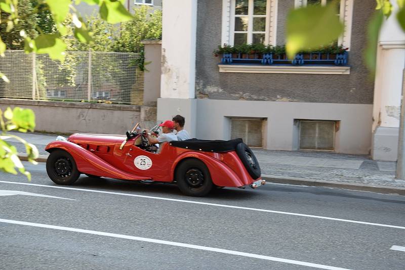 Závod 1000 mil československých odstartoval ve čtvrtek 12.8. v Praze.  Historické automobily projely i Hodonínem.