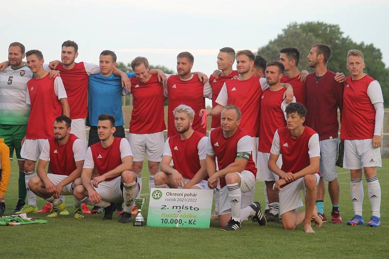 Finále okresního poháru vyhráli fotbalisté rezervy Dubňan (v zelených dresech), kteří porazili Hovorany 2:0.