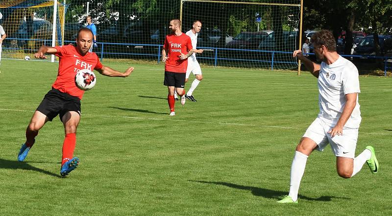 Fotbalisté Strážnic (v červeném) oslavili 100. výročí zápasem proti legendám Slovácka.