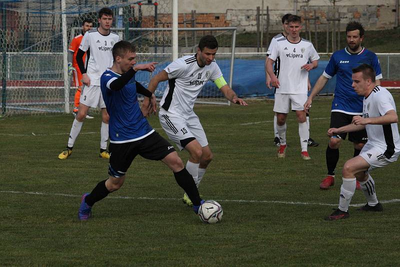 Fotbalisté Kyjova (modré dresy) na úvod jara podlehli Velkým Bílovicím 0:3.