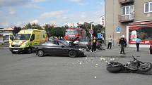 Nehoda auta a motorky v Kyjově si vyžádala vážné zranění motorkáře.