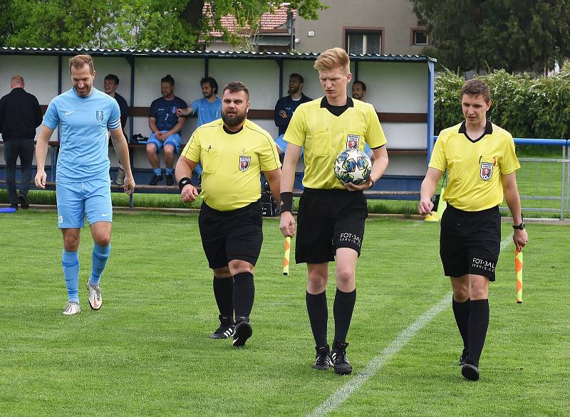 Fotbalisté Lednice (v modrých dresech) překvapivě podlehli Hroznové Lhotě 0:1