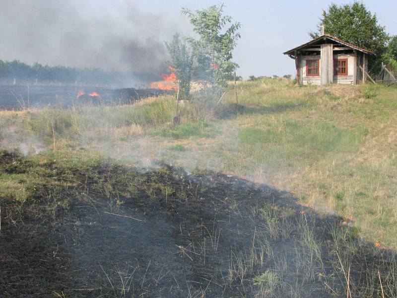 Požár strniště a vinohradu u Josefova.