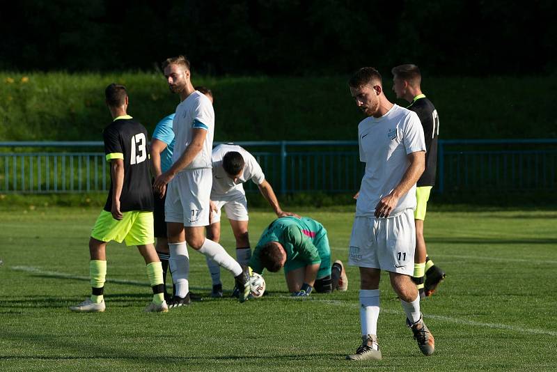 Fotbalisté Hroznové Lhoty (na snímku v černých dresech) nedotáhli do vítězného konce dobře rozehraný zápas s Veselí nad Moravou.