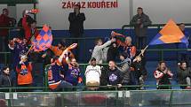 Hokejisté Hodonína (oranžovomodré dresy) v klíčové bitvě zdolali Řisuty 6:3 a slaví záchranu ve druhé lize.