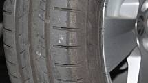 Letní i zimní pneumatiky na osobních autech zaparkovaných na Národní třidě v Hodoníně v pondělí 15. listopadu.