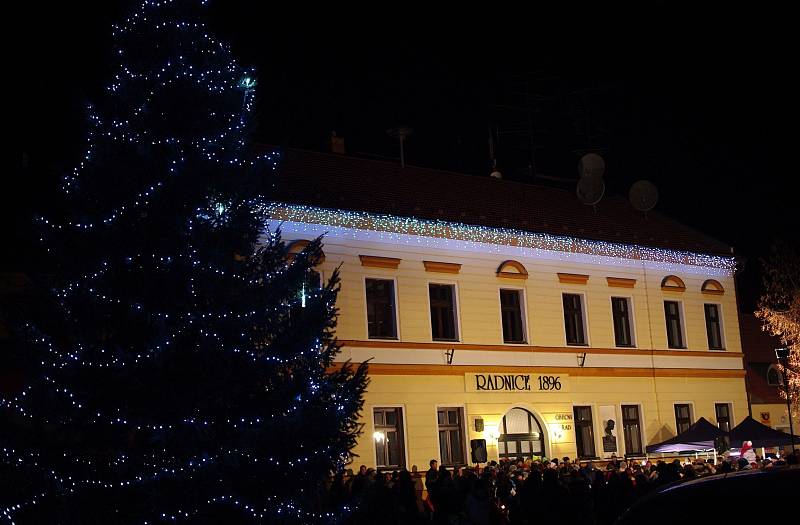 Asi nejvíce zpívajících na Hodonínsku, přibližně tři stovky, přišlo před radnici v Mutěnicích. Kromě malého jarmarku mohli příchozí sledovat slavnostní rozsvícení vánočního stromu.